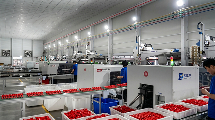 This is our carefully monitored injection molding process creating consistent red plastic cutlery for Christmas tableware sets. We emphasize precision and quality control to ensure wholesale reliability and product uniformity.