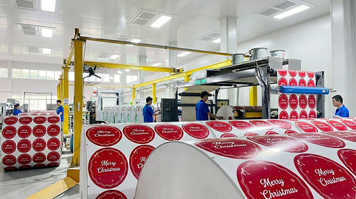 This is our precision multi-deck printing process ensuring exact red and green Merry Christmas patterns on napkins and cups. Our quality control delivers unmatched color consistency and design accuracy for reliable wholesale supply.